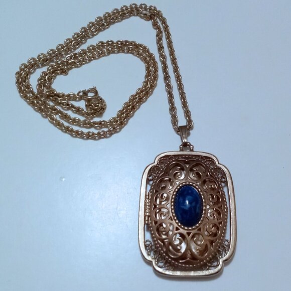 VINTAGE AVON GOLD TONE FILIGREE PENDANT LOCKET NECKLACE / BLUE LAPIS - Picture 2 of 6